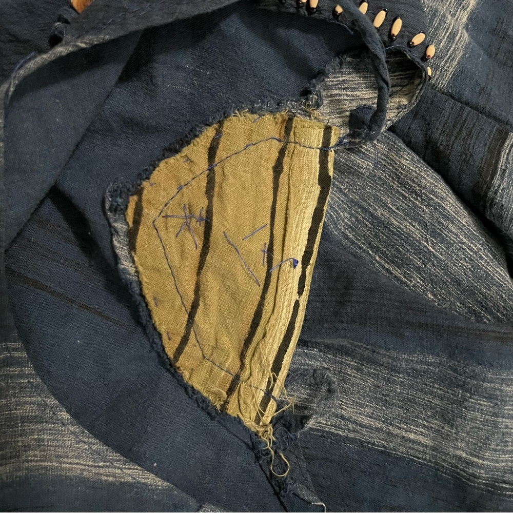 Authentic 70s handmade tunic shirt, wood beads, bell sleeves, peekaboo cut blue - Picture 11 of 12